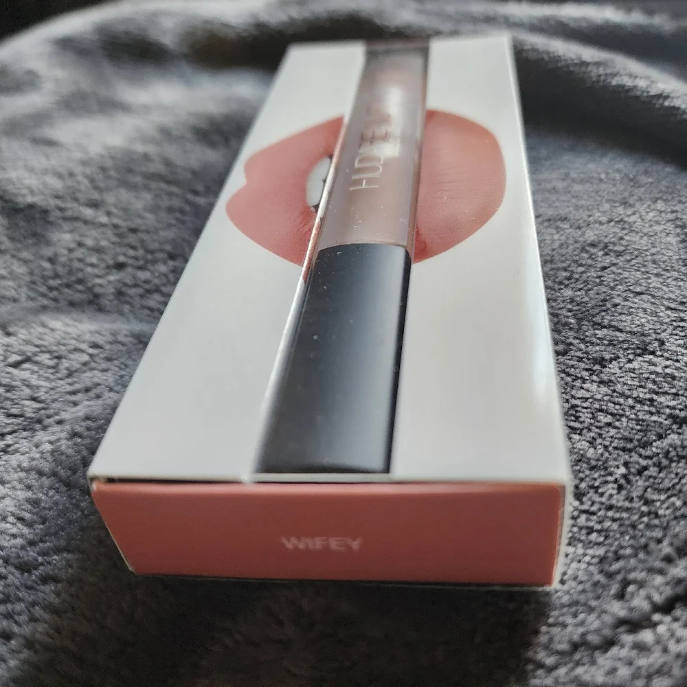 Huda Beauty Liquid Lipstick "Wifey" - Picture 2 of 4